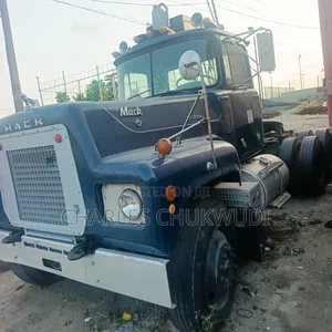 R Model Mack With V8 Engine