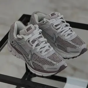 Unisex Nike Vomero 5 Retro Running Sneakers Silver/Mauve
Size 38-45