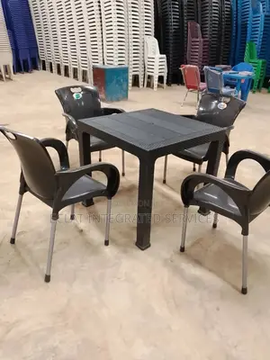 Plastic Set With Strong Table Can Be Used in Restaurant/Bar/Balcony