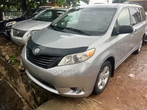 Toyota Sienna 2011 Silver