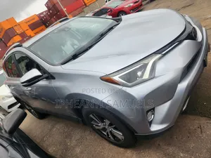 Toyota RAV4 XLE 4dr SUV (2.5L 4cyl 6A) 2018 Silver