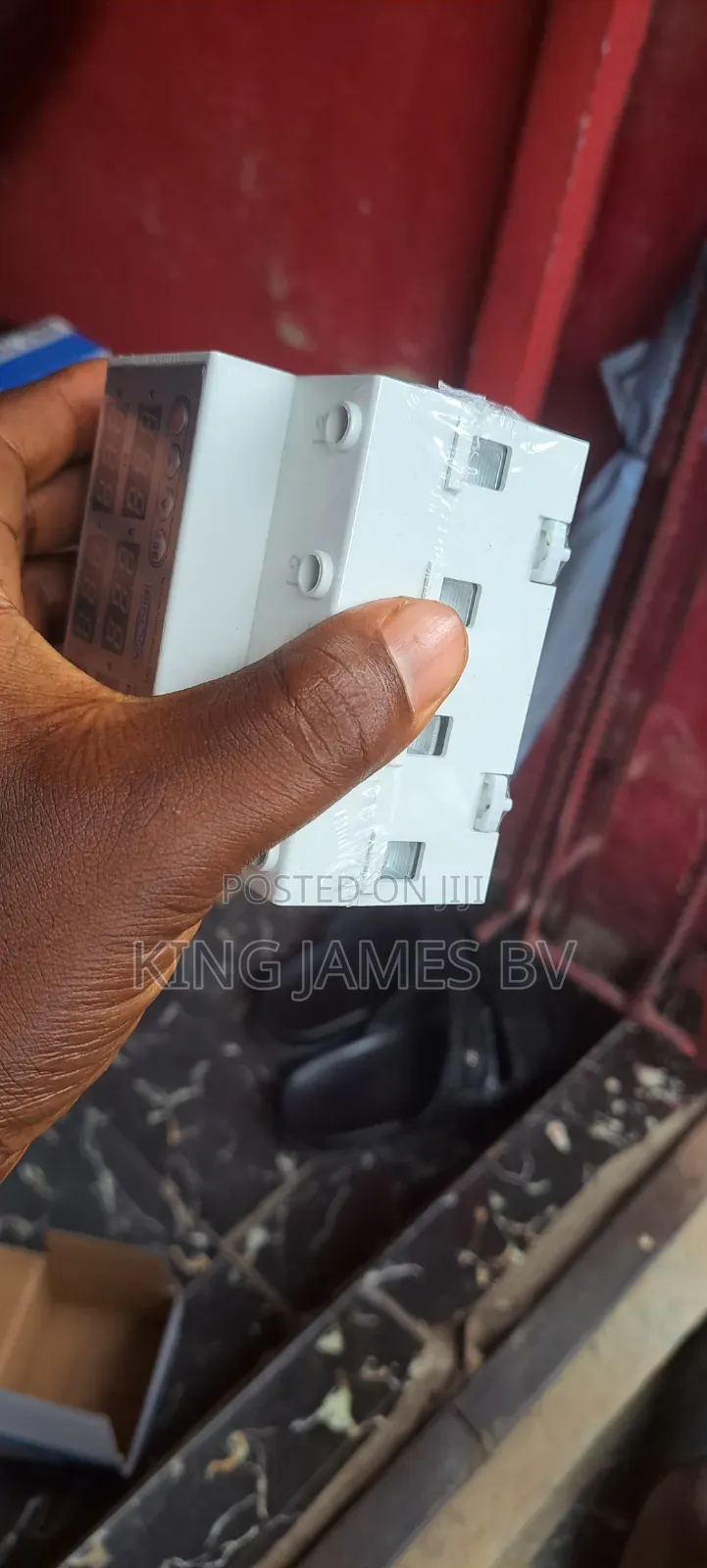 Adjustable Voltage Protector – Smart Power Safety