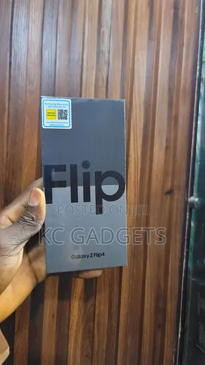 New Samsung Galaxy Z Flip4 256 GB Gold