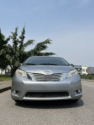 Toyota Sienna XLE FWD 8-Passenger 2013 Silver