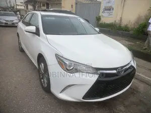 Toyota Camry SE 4dr Sedan (2.5L 4cyl 6A) 2017 White