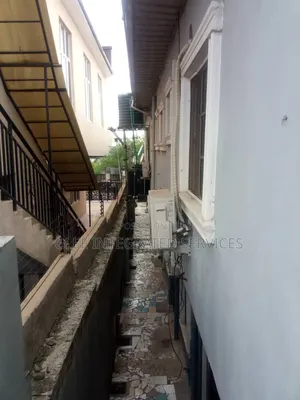 3bdrm Block of Flats in Olufemi Street, Ogunlana for sale