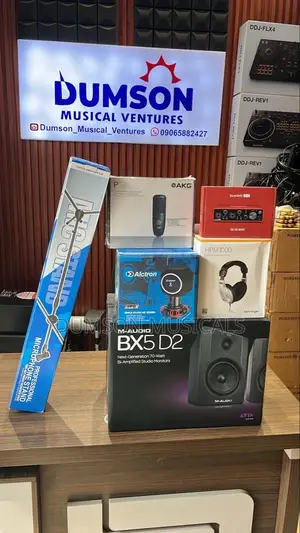 Bx5d2, 2i2 Scarlett Soundcard, Akg P120 , Behringer Hpm1000, Mic Stand