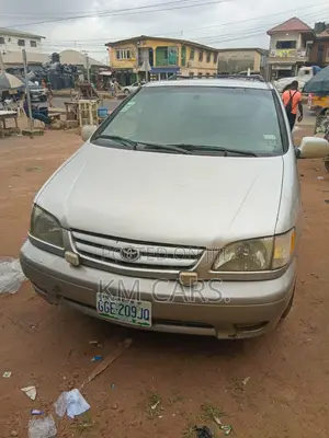 Toyota Sienna 2002 Gold