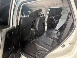Toyota RAV4 Adventure 4dr SUV AWD (2.5L 4cyl 6A) 2018 White