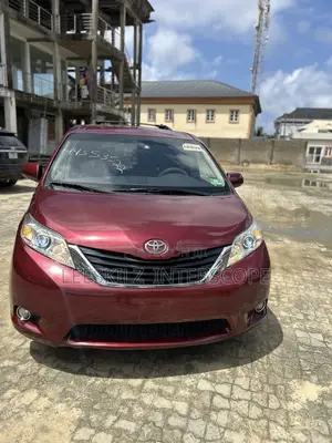 Toyota Sienna 2011 Red