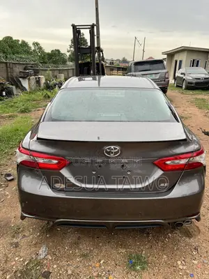 Toyota Camry SE FWD (2.5L 4cyl 8AM) 2018 Gray