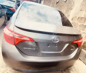 Toyota Corolla LE (1.8L 4cyl 2A) 2018 Gold
