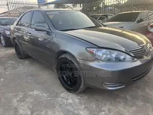 Toyota Camry LE 4dr Sedan (2.4L 4cyl 5A) 2005 Gray