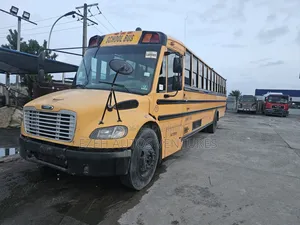 Freightliner M2 Ameritrans 2010 Yellow
