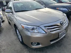 Toyota Camry XLE 4dr Sedan (2.5L 4cyl 6A) 2011 Gold