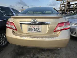 Toyota Camry XLE 4dr Sedan (2.5L 4cyl 6A) 2011 Gold