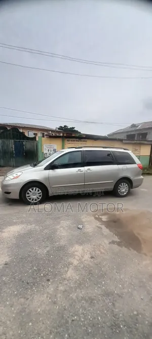 Toyota Sienna 2010 Silver