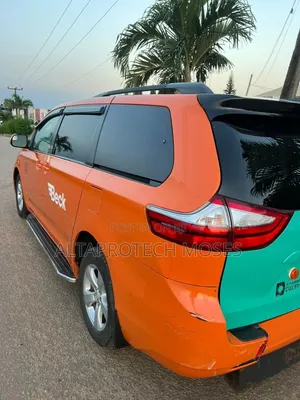 Toyota Sienna 2016 Maroon