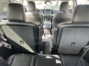 Toyota Highlander XLE 4x4 V6 (3.5L 6cyl 8A) 2017 Silver
