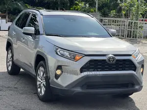 Toyota RAV4 XLE 2021 Silver