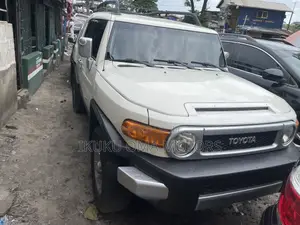 Toyota FJ Cruiser 4x4 Automatic 2012 White