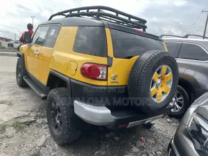 Toyota FJ Cruiser Base 4x4 2010 Yellow