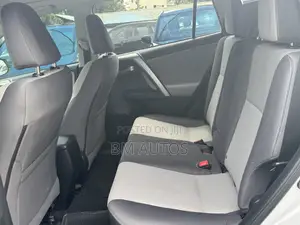 Toyota RAV4 XLE 4dr SUV AWD (2.5L 4cyl 6A) 2015 Silver