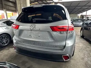 Toyota Highlander XLE 4dr SUV AWD (3.5L 6cyl 6A) 2015 Silver
