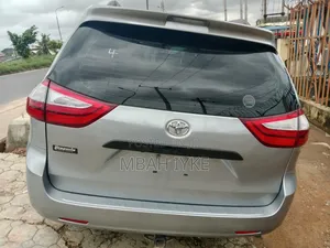 Toyota Sienna 2017 Blue