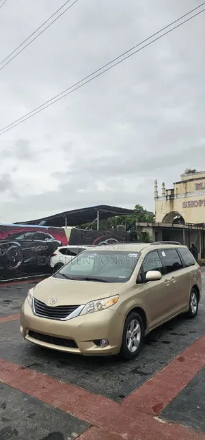Toyota Sienna 2012 Gold