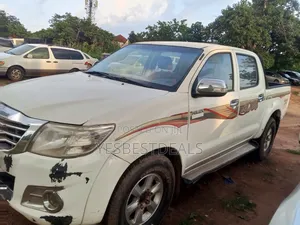 Toyota Hilux 2011 White