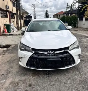 Toyota Camry SE 4dr Sedan (2.5L 4cyl 6A) 2015 White