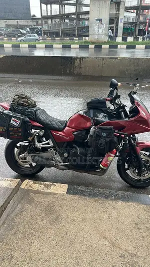 Honda CB 2010 Red