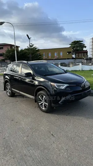 Toyota RAV4 LE 4dr SUV (2.5L 4cyl 6A) 2018 Black