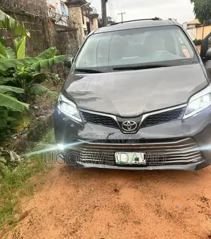 Toyota Sienna 2013 Black
