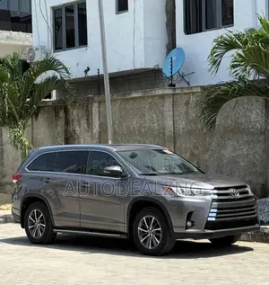 Toyota Highlander XLE 4x4 V6 (3.5L 6cyl 8A) 2017 Gray