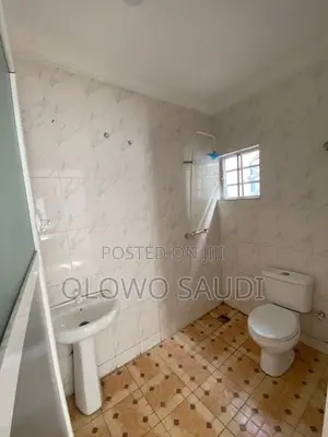 3bdrm Block of Flats in Adeba, Lakowe for rent