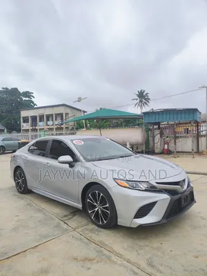 Toyota Camry SE FWD (2.5L 4cyl 8AM) 2018 Silver