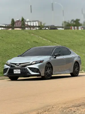 Toyota Camry SE 2022 Silver