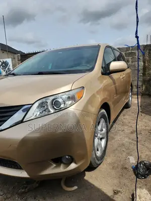 Toyota Sienna 2011 Gold