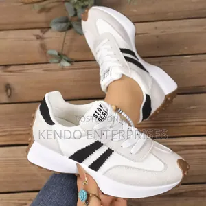 Wite Adidas Sneakers