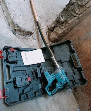 Makita Cordless/Rechargeable Poker Vibrator