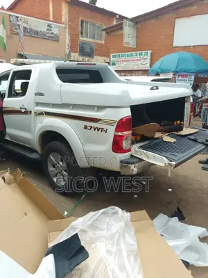 Hilux Carryboy Booth Cover