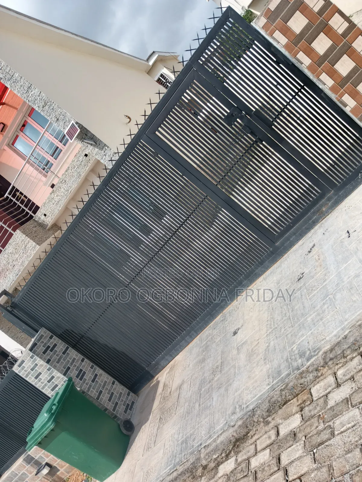 Oriented Strong Gate