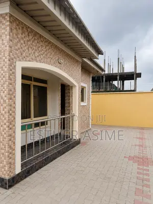 6bdrm Bungalow in Otunla Estate, Lakowe for sale