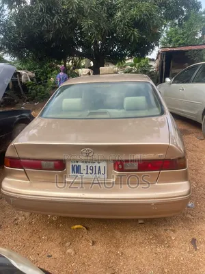 Toyota Camry LE 4dr Sedan (2.2L 4cyl 4A) 2000 Gold
