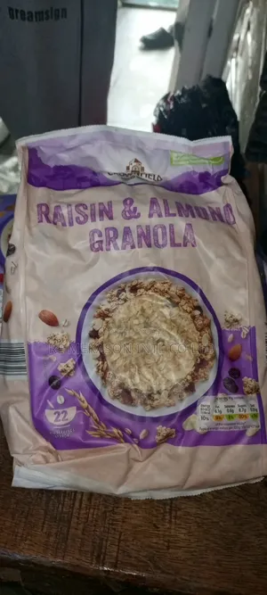 Crown Field Raisin and Almond Granola