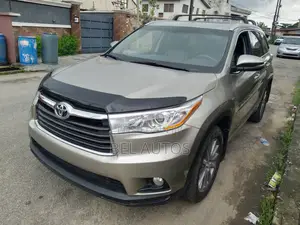 Toyota Highlander XLE V6 4x4 (3.5L 6cyl 6A) 2016 Gold