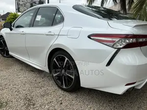 Toyota Camry XSE FWD (2.5L 4cyl 8AM) 2018 White
