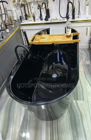 Gloss Black Bathtub With Mixer Taps